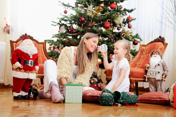 Mamma e figlia siting — Foto Stock