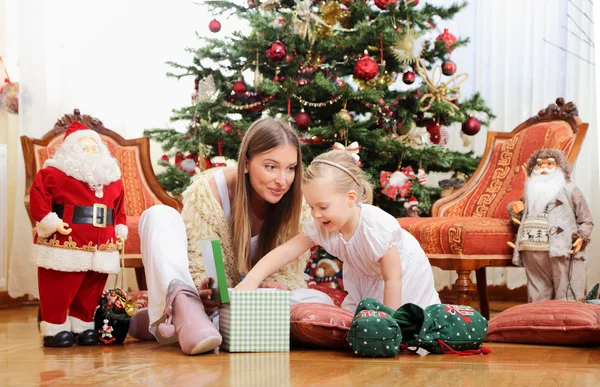 Mamá y su hija se sitúan —  Fotos de Stock