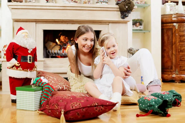 Mom and daughter siting — Stock Photo, Image