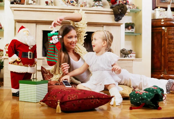 Mom and daughter siting — Stock Photo, Image