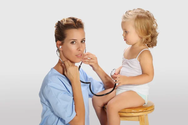 Doctor examinando chica — Foto de Stock