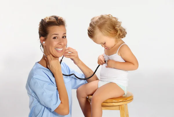 Doctor examinando chica —  Fotos de Stock