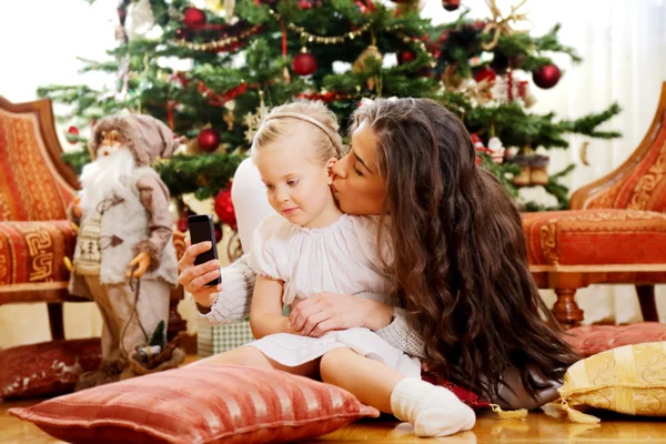 Mamma e figlia siting — Foto Stock