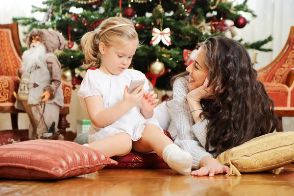 Mamma e figlia siting — Foto Stock