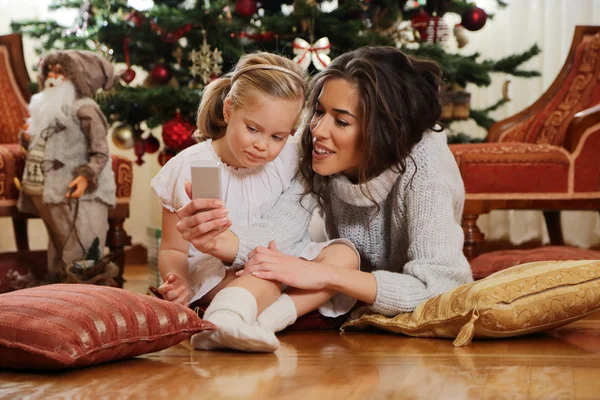 Mamma e figlia siting — Foto Stock