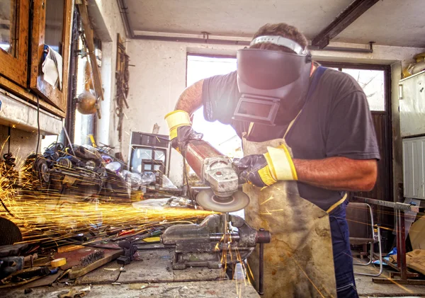 Molinillo maestro muele metal en taller — Foto de Stock