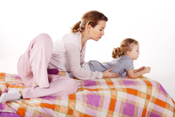 Niña con su madre — Foto de Stock