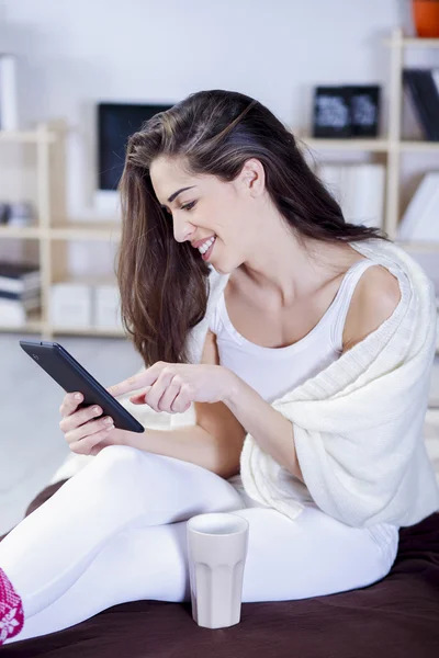 Hermosa mujer descansando — Foto de Stock