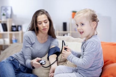 genç anne kızıyla birlikte