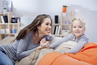 genç anne kızıyla birlikte