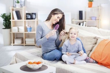 genç anne kızıyla birlikte