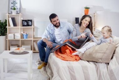 Genç aile rahatlatıcı