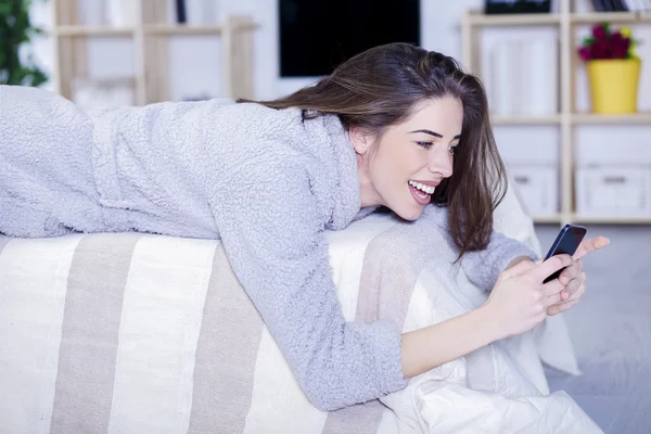 Hermosa mujer descansando — Foto de Stock