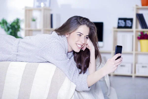 Mooie vrouw rust — Stockfoto