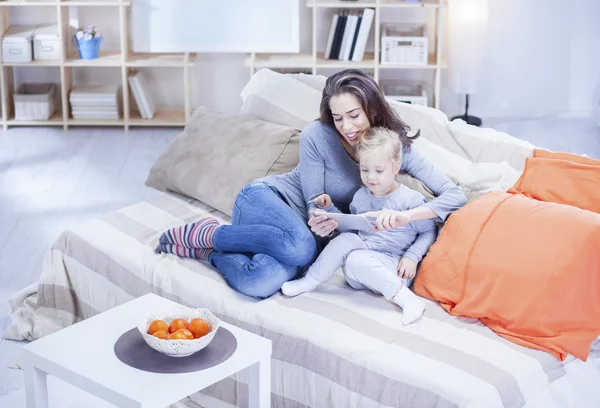 Jonge moeder met haar dochter — Stockfoto