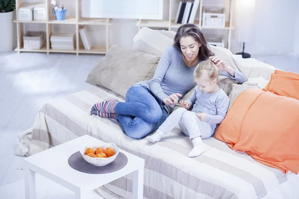 Jonge moeder met haar dochter — Stockfoto