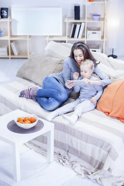 Jonge moeder met haar dochter — Stockfoto