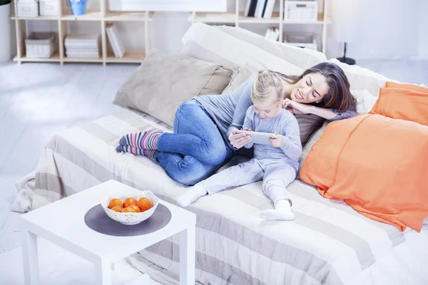 Jonge moeder met haar dochter — Stockfoto