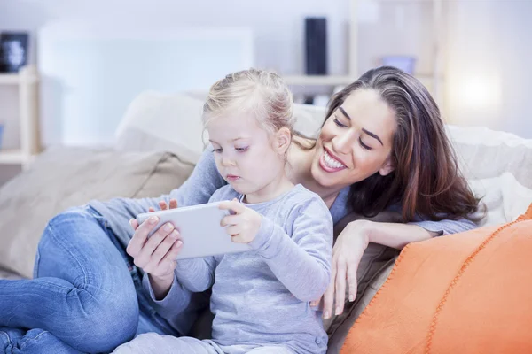 Ung mamma med sin dotter — Stockfoto