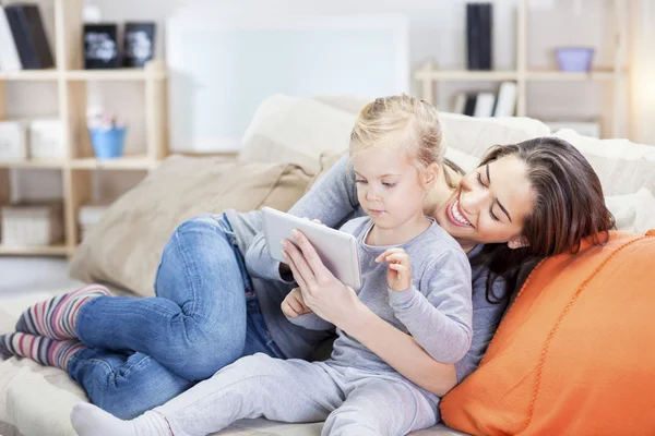 Junge Mutter mit ihrer Tochter — Stockfoto