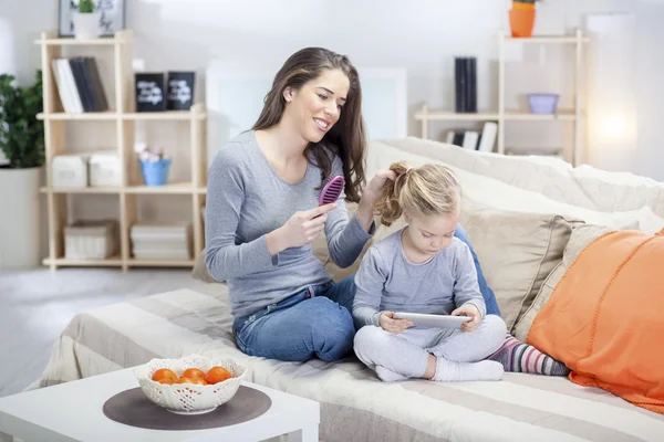 Junge Mutter mit ihrer Tochter — Stockfoto