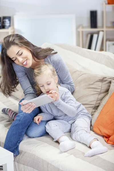 Ung mamma med sin dotter — Stockfoto