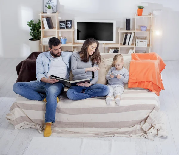 Jovem família relaxante — Fotografia de Stock