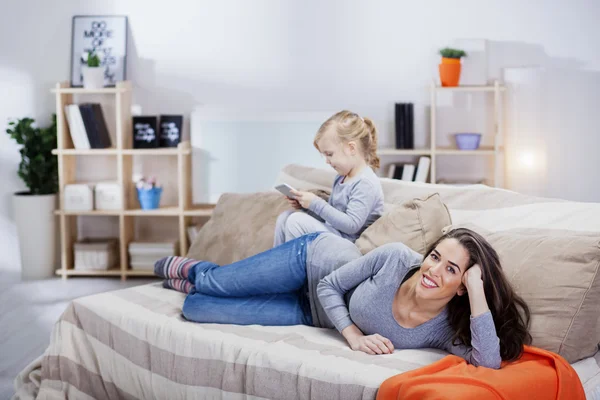 Jonge moeder met haar dochter — Stockfoto