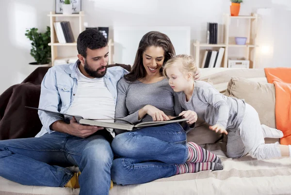 Jovem família relaxante — Fotografia de Stock