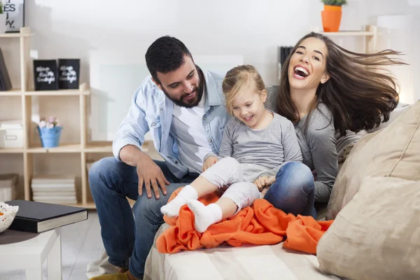 Jonge gezin ontspannen — Stockfoto