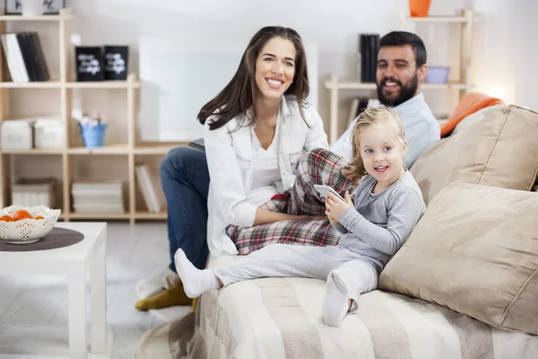 Ung familie afslappende - Stock-foto