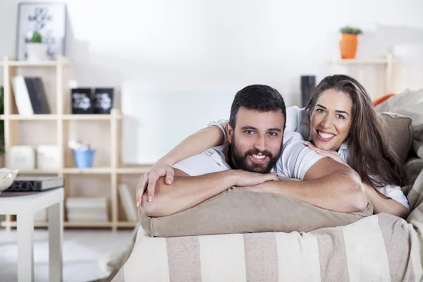 Gelukkig stel op bed — Stockfoto