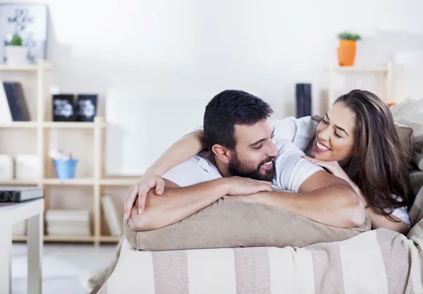 Pareja feliz en la cama — Foto de Stock