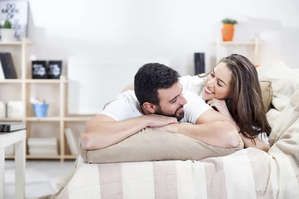 Pareja feliz en la cama —  Fotos de Stock