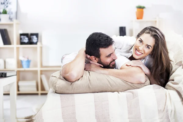 Gelukkig stel op bed — Stockfoto