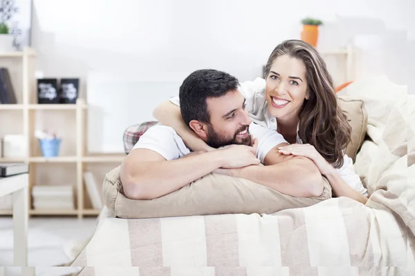 Pareja feliz en la cama — Foto de Stock