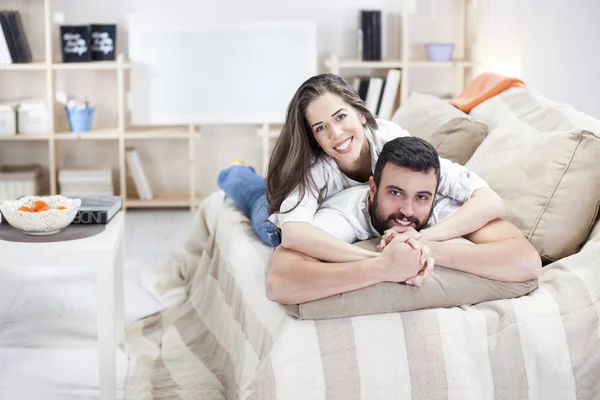 Gelukkig stel op bed — Stockfoto