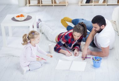 Genç aile rahatlatıcı