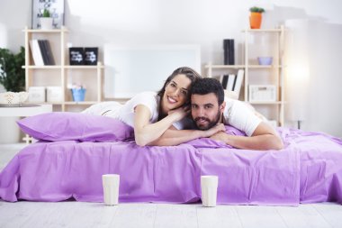 Mutlu genç çift ded odasında yatak kanepe