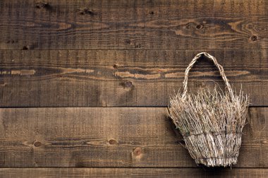 Ahşap duvarda asılı hasır sepet