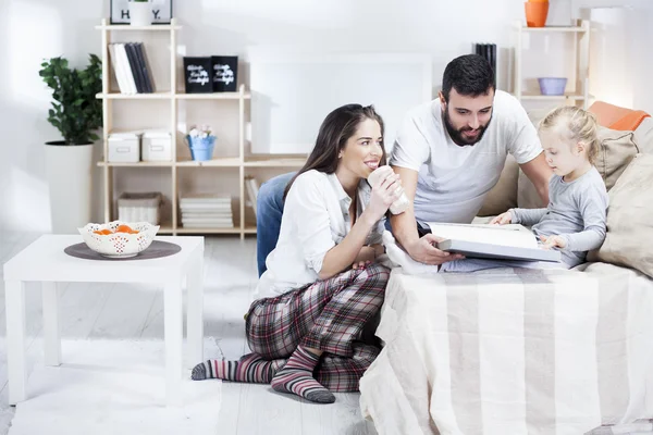 Familia joven relajante — Foto de Stock