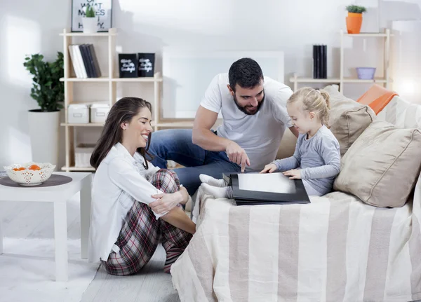 Ung familj avkopplande — Stockfoto