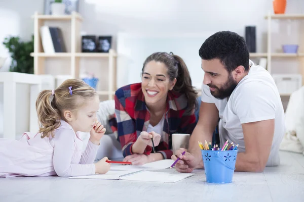 Genç aile rahatlatıcı — Stok fotoğraf