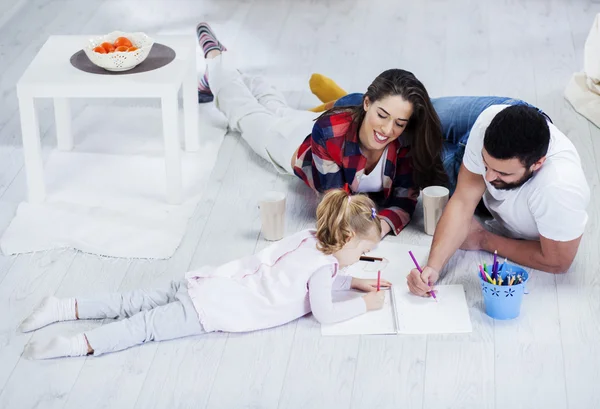 Young  family relaxing — Stock Photo, Image