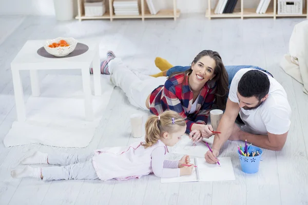 Jovem família relaxante — Fotografia de Stock