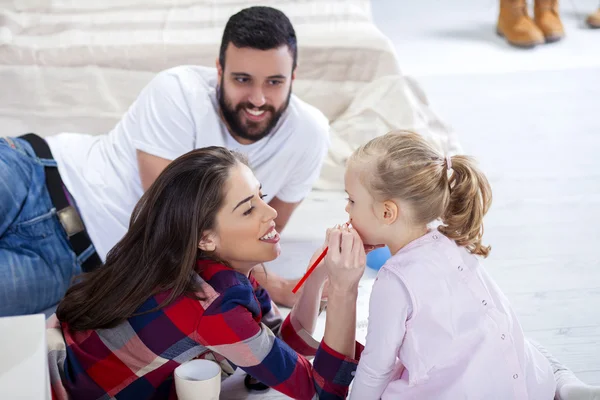 Genç aile rahatlatıcı — Stok fotoğraf