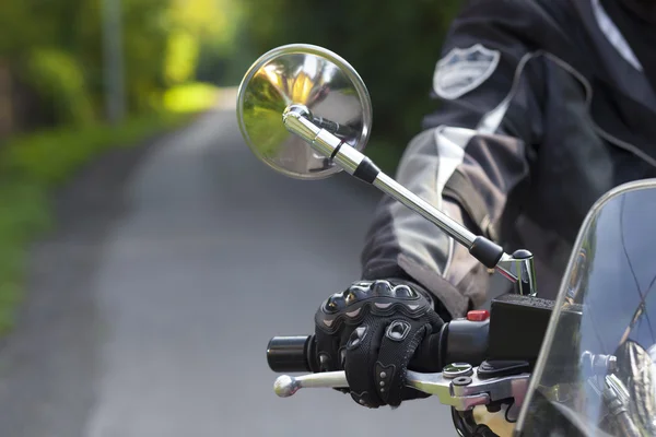 Biker fingrar på broms — Stockfoto