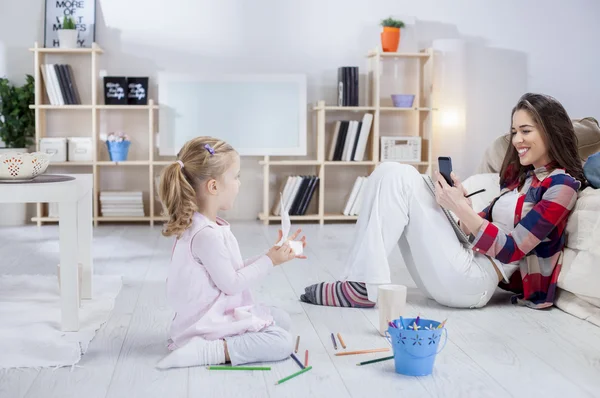 Jonge moeder met haar dochter — Stockfoto