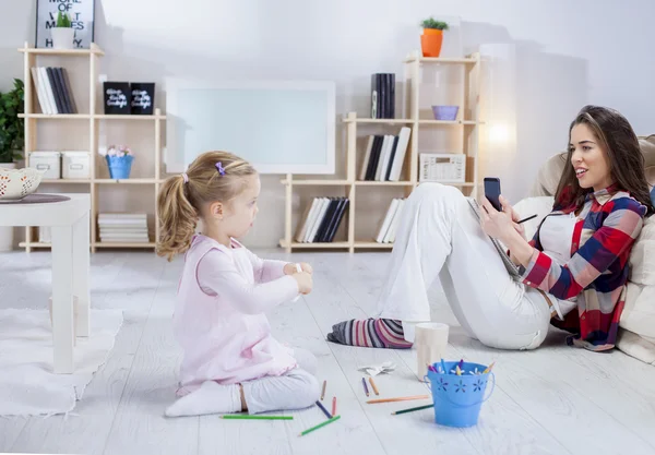 Junge Mutter mit ihrer Tochter — Stockfoto