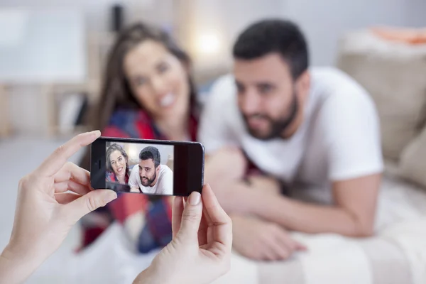 Pareja feliz en la cama — Foto de Stock